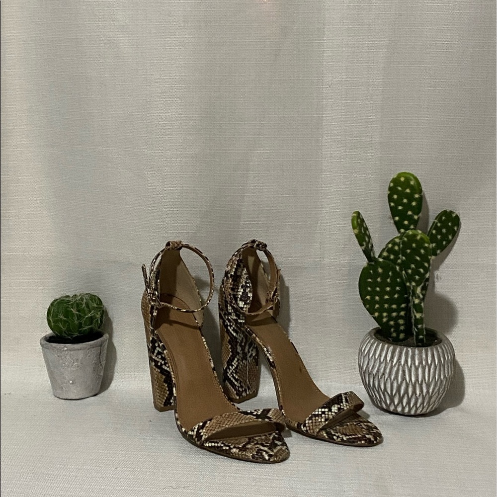 Snake print heels 🌺